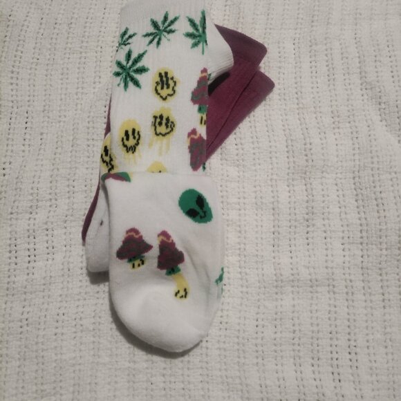 NWT 2 Pairs Sock Paper Scissors Sz: 6-12.5 Novety Socks Alien Mushroom Weed - Picture 8 of 8